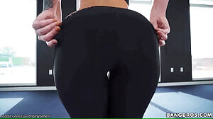 Jada unveiling her booty