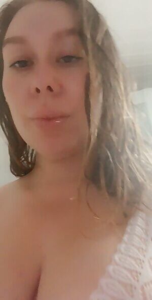 Trying a little gif of my pregnant body😇 What do you think? 😁