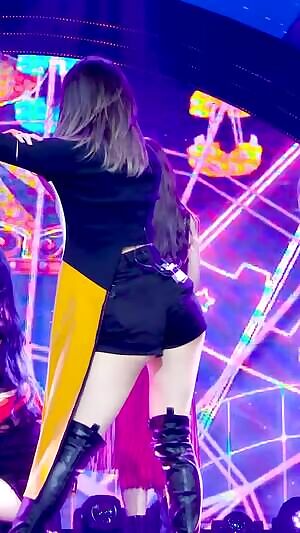 fromis_9 - Saerom's Buttcheeks