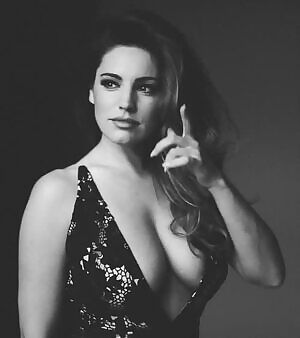 Busty: Kelly Brook