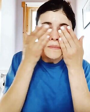 Alexandra Daddario shows us how a dripping wet face makes her happy