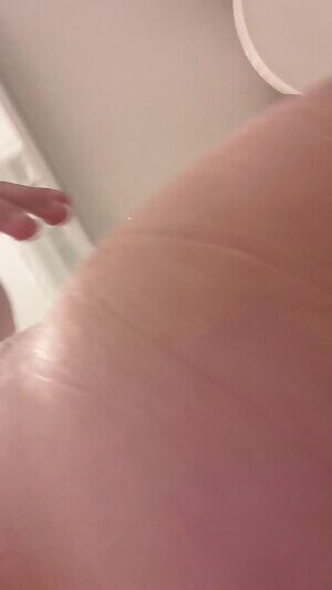 I’m at a friends house decided to take a video of me showing off my ass