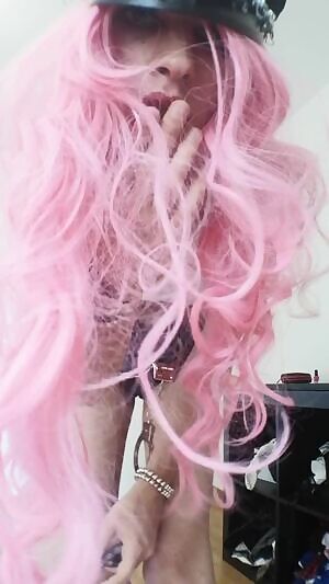 Leave a dot if you want that cock ... Unless you prefer the whip 😈