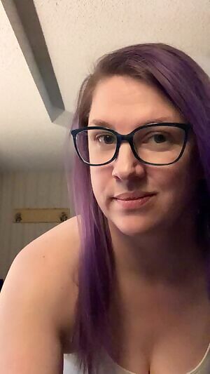 This milf is ready for some Saturday night fun. 🤩