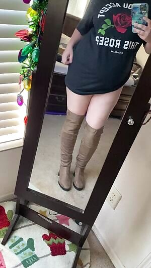 Modeling my new boots for you 🌹