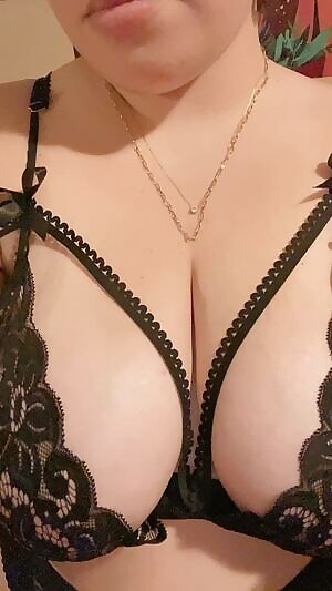 pretty mouth and cleavage for you ☺️