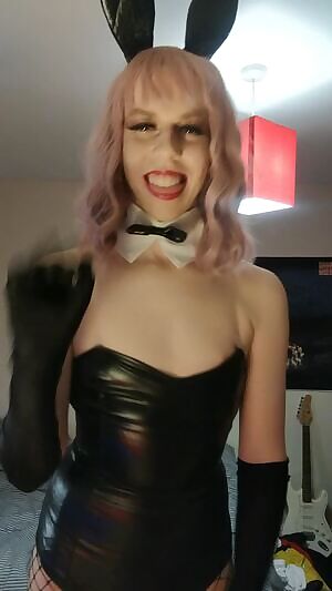 Would someone please come play with this cute bunny girl? 😍🤤