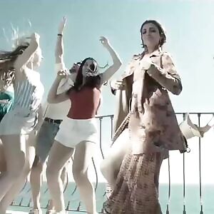 Kajal jiving her midriff