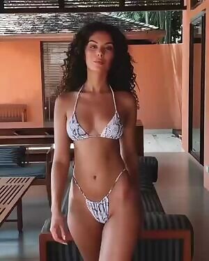 Gorgeous Exotic Beauty With Hips That Dont Lie