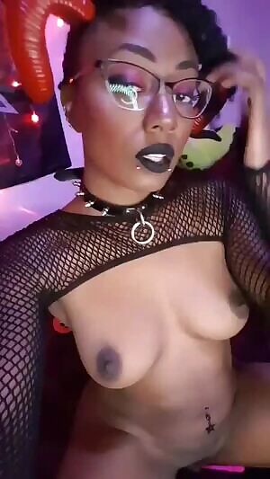 Black Lace+Black Lipstick+Black Women=Superb