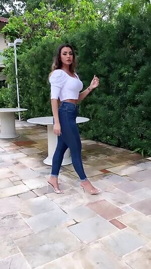 Jeans so tight it cuts her blood circulation