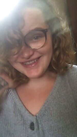 Do you like chubby milfs with glasses? 😘