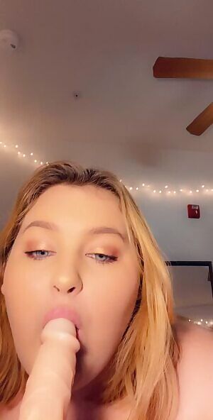 really wish I was sucking your cock right now😋🙈