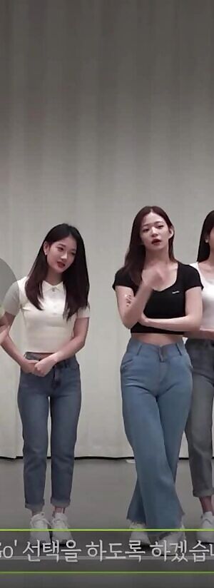 Fromis_9 - Seoyeon feeling up Chaeyoung