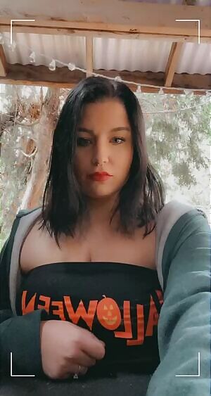 My neighbours were outside.. but I wanted to show you my boobs 😋