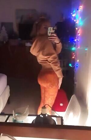 Skinny Dari with that nice bubble butt.