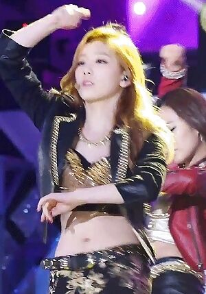 SNSD - Taeyeon Sexy Midriff