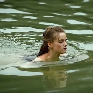 Noémie Schmidt perfect plots in Versailles